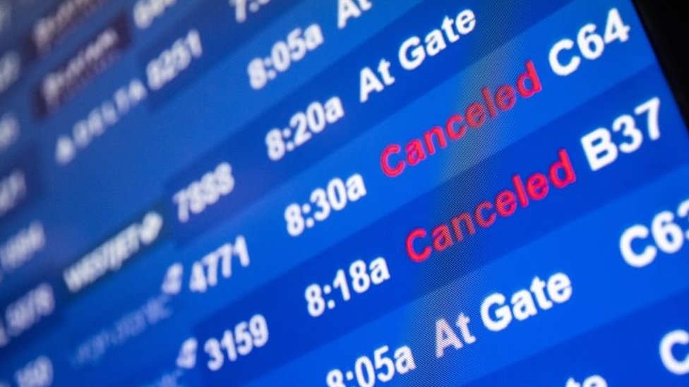 Painel mostrando voos cancelados nos EUA
