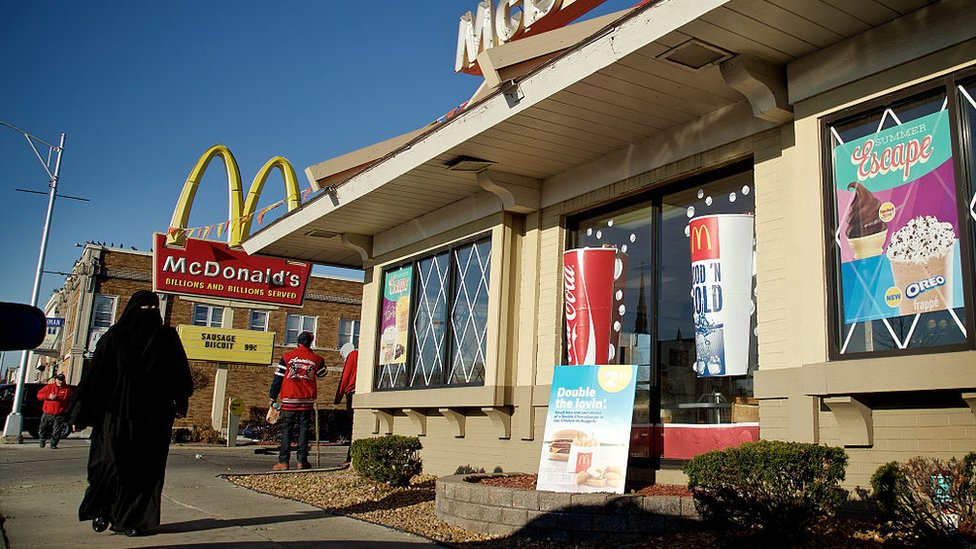 Una mujer pasea junto a un McDonald's en Hamtramck, Míchigan.