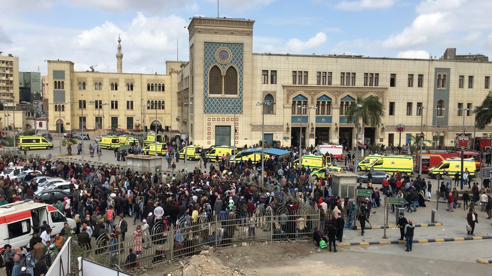 المشهد أمام محطة السكك الحديدية في القاهرة