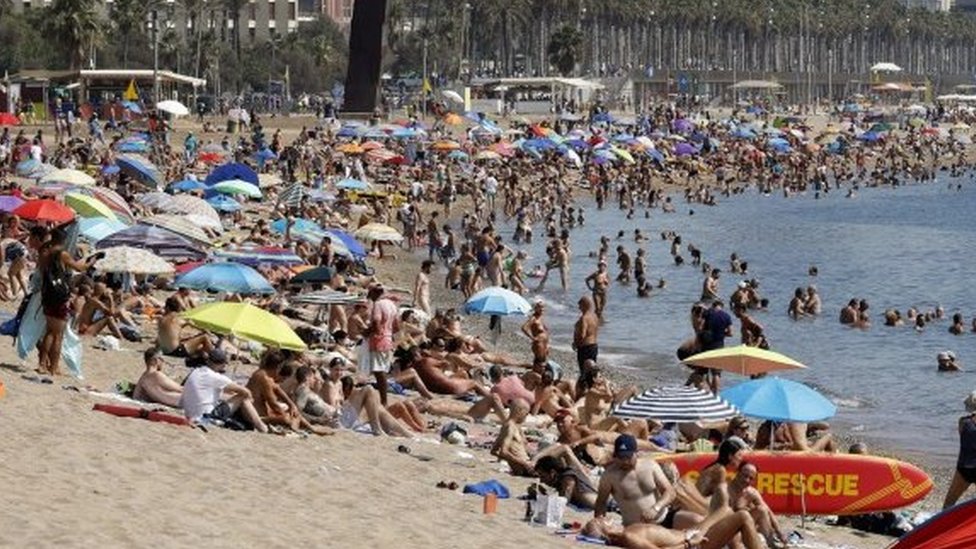 مصطافون على شواطئ برشلونة
