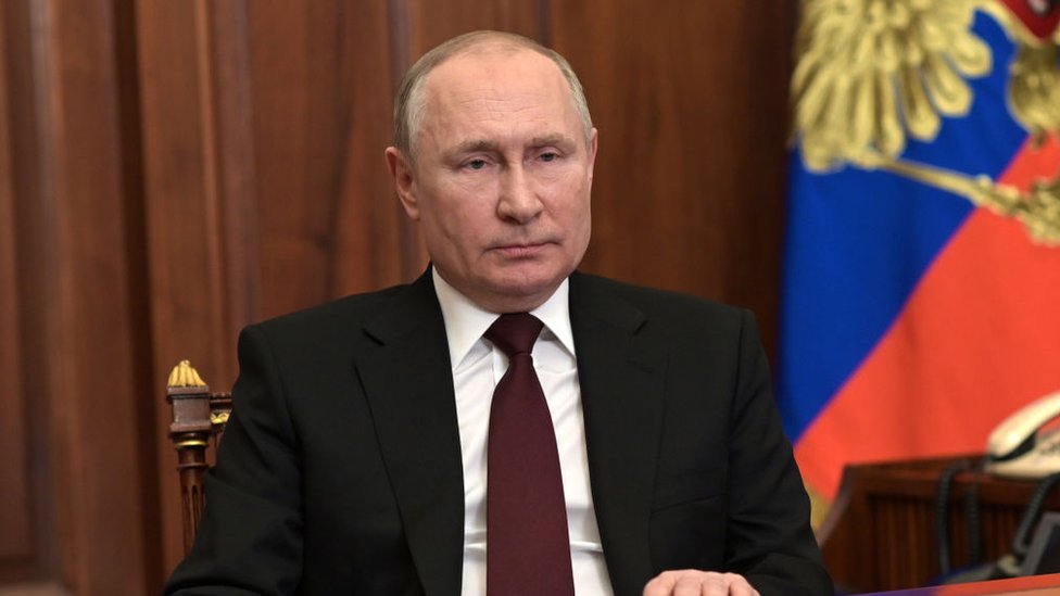 الرئيس الروسي فلاديمير بوتين مخاطبا الأمة بشأن الاعتراف باستقلال جمهوريتي دونيتسك ولوغانسك الشعبيتين