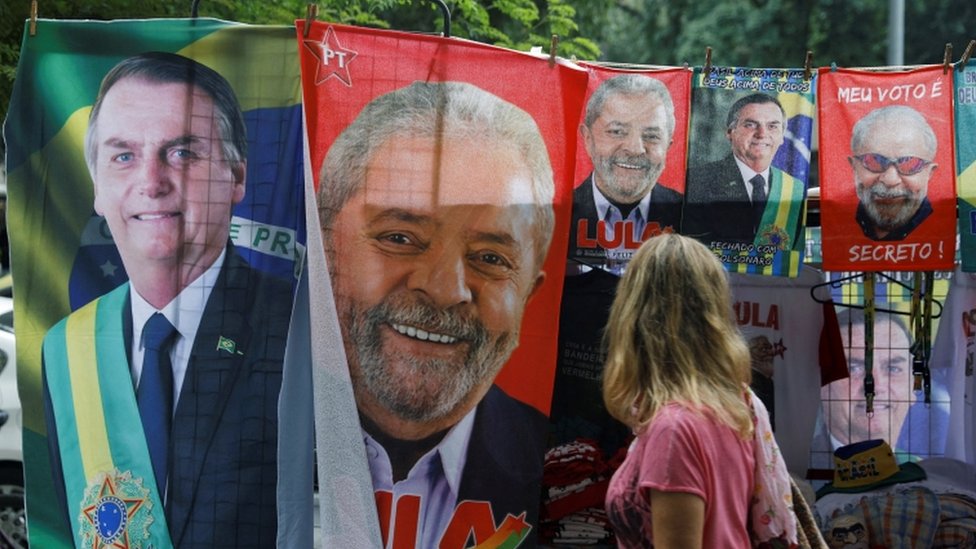 Toalhas com fotos de Lula e Bolsonaro à venda em camelô