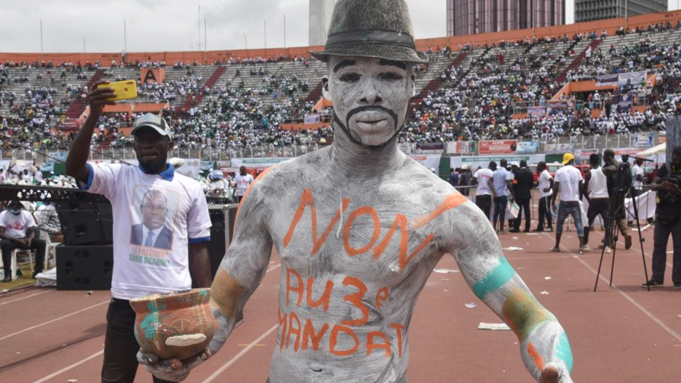 Мужчина, раскрашенный на митинге против кандидатуры Алассана Уаттары на стадионе в Абиджане, Кот-д'Ивуар