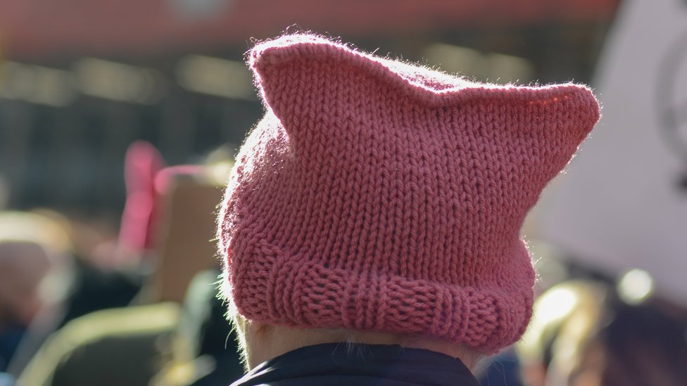 Женщина в шляпе Pussy Hat во время Женского марша 2018 года в Нью-Йорке.