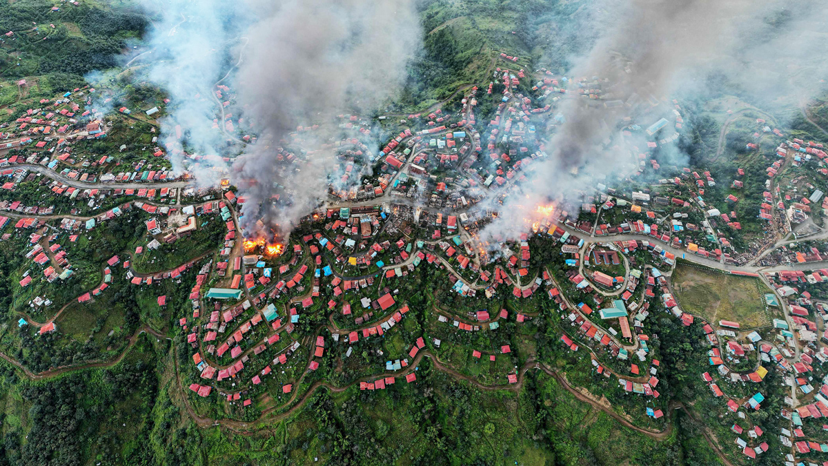 Vista aérea de los incendios en Thantlang, en el estado de Chin