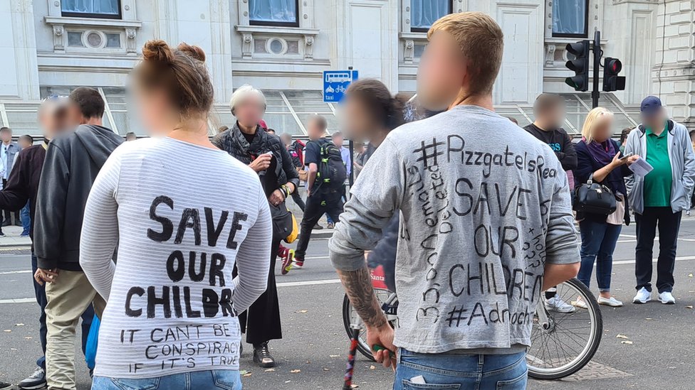 Фотография сделана репортером BBC с митинга «Спасем наших детей» в Лондоне