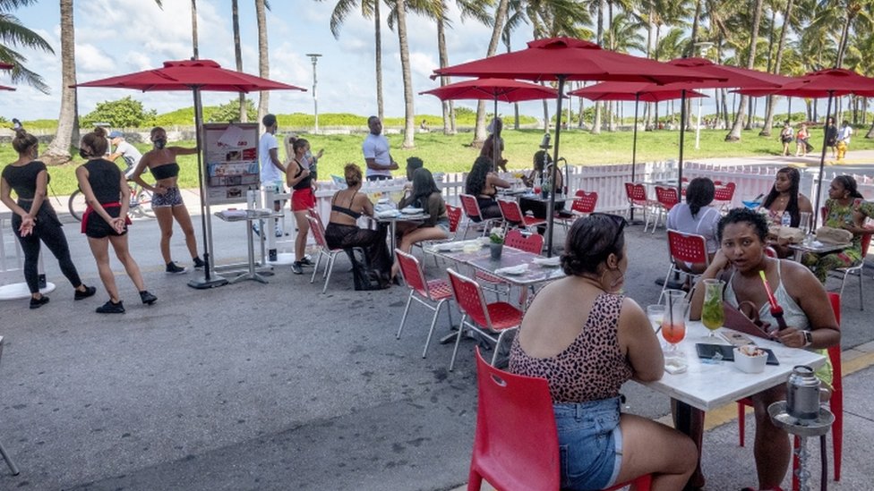 Diversas pessoas sentadas em mesas no Café Ocean 7, em Miami Beach, na Flória, em junho de 2020