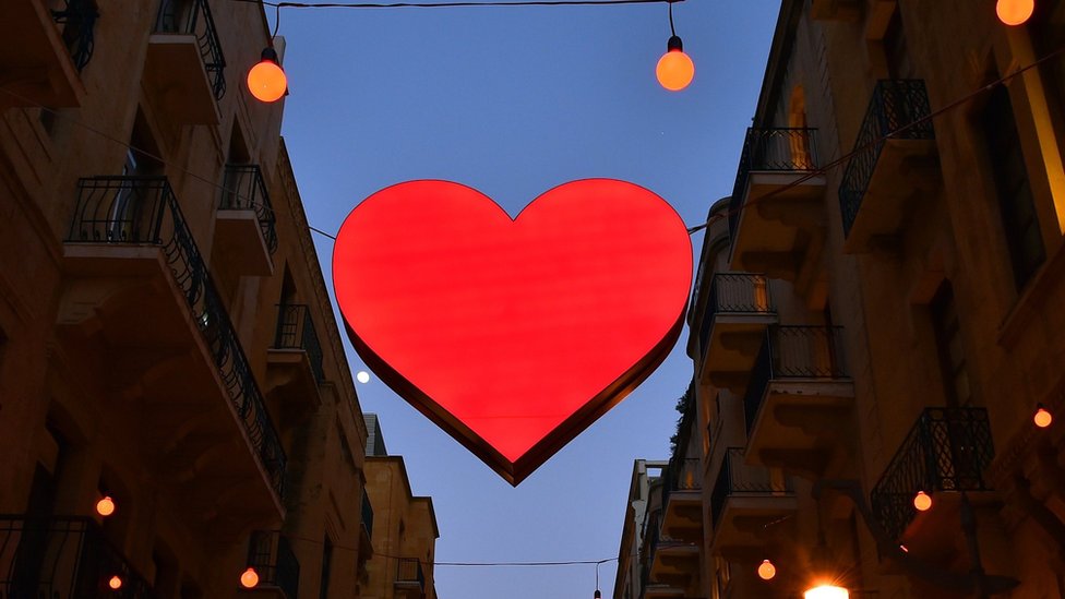 Световые вывески Дня святого Валентина украшают торговый район в Бейруте, Ливан, 8 февраля 2017 г.