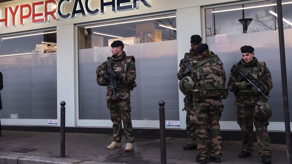 Солдаты защищают кошерный супермаркет, атакованный в январе 2015 года во Франции