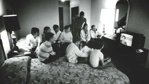 Familiares de Germaine Swanson ven en la televisión de un hotel la caída de Saigón. (Foto: cortesía de Dick Swanson)