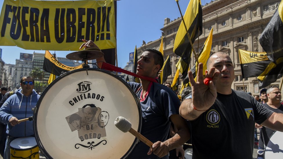 Los argentinos no se sienten particularmente ciudadanos del mundo, según la encuesta. Protesta contra Uber en Argentina