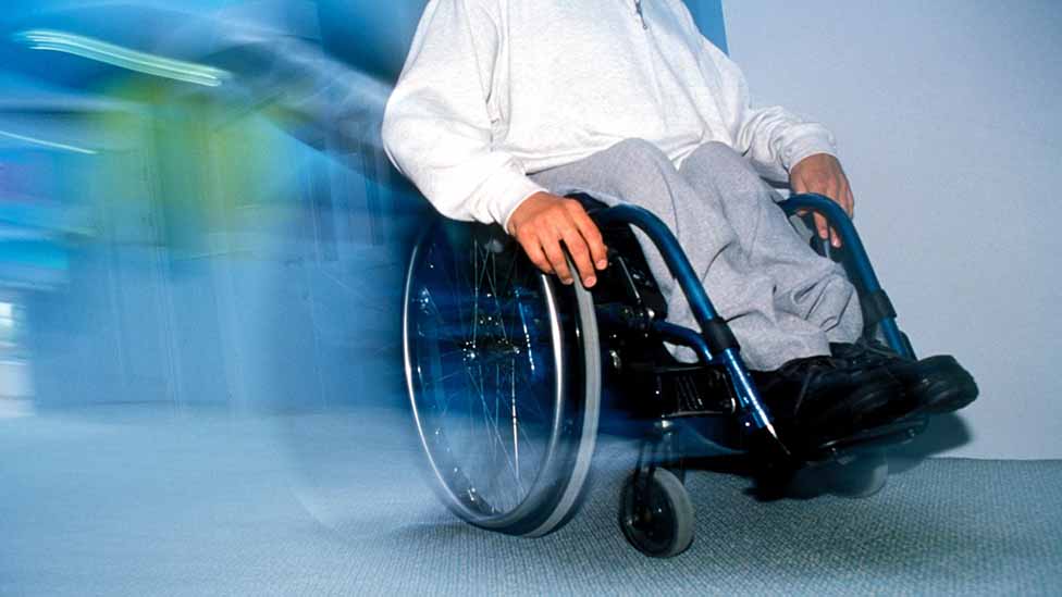Изображение человека в инвалидной коляске