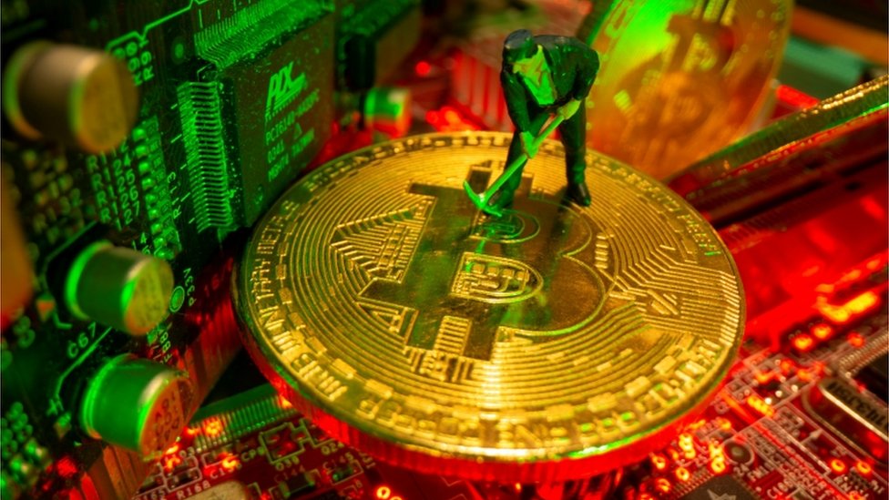 Representação gráfica da Bitcoin com figura de brinquedo em posição de mineração