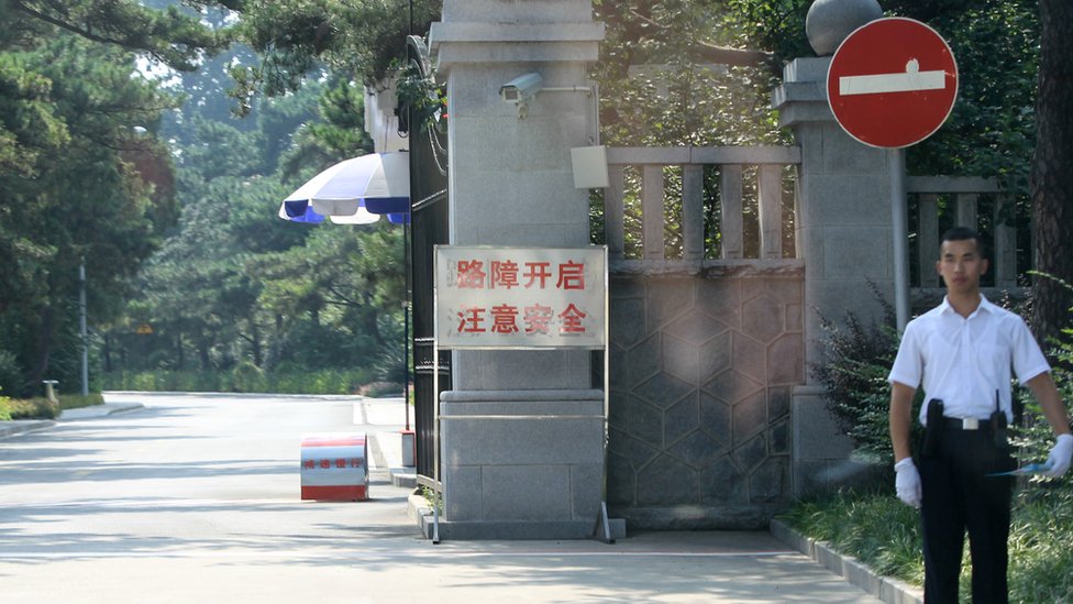 En la parte privada de Beidaihe abundan las limusinas y los guardias de seguridad que resguardan las lujosas mansiones de la zona. Un guardia de seguridad en frente de una propiedad privada.