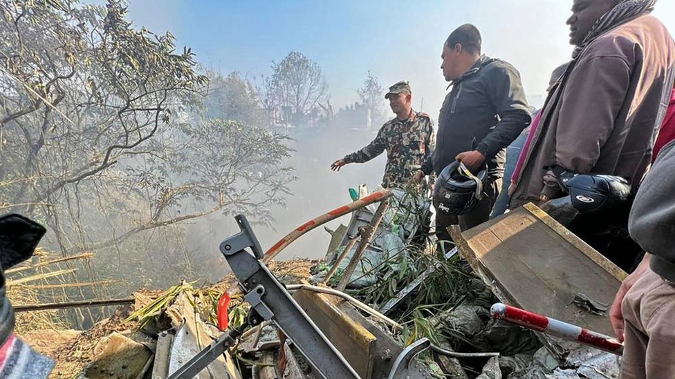 Los rescatistas se reúnen en el lugar del accidente aéreo en Pokhara