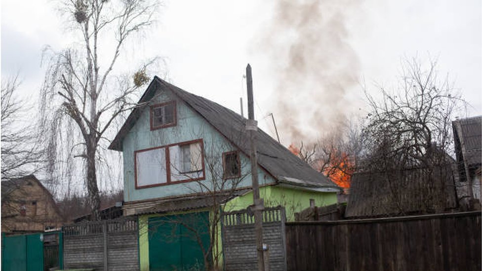 منزل يحترق بعد تعرضه لقصف روسي في مدينة "إربين".