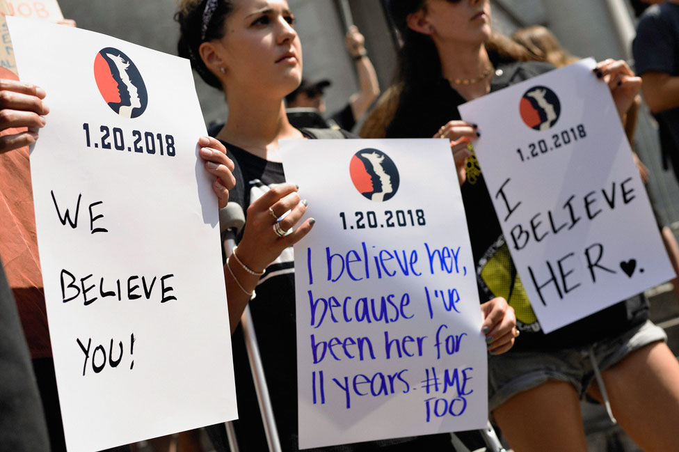 Mujeres con carteles que dicen "yo te creo", en apoyo a una víctima de abuso sexual en EE.UU.