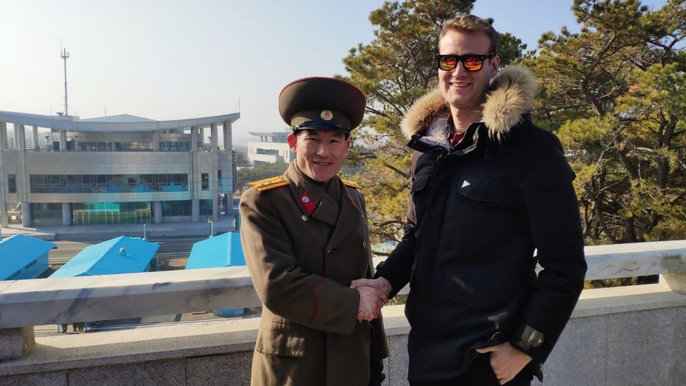 Tur Rowan Beard mencakup sesi foto bersama prajurit Korea Utara.
