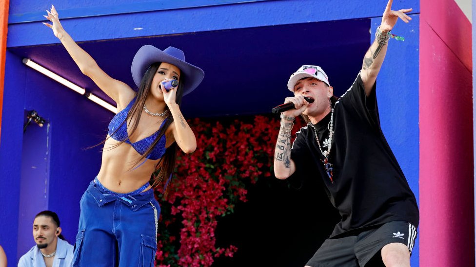 Peso Pluma cantó este 2023 con Becky G en el festival Coachella en California.