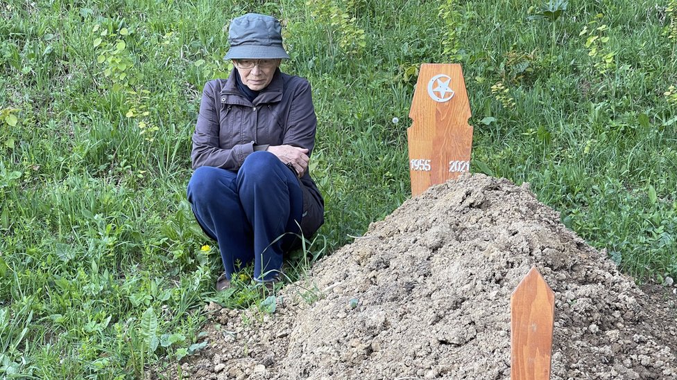 Žena pored groba