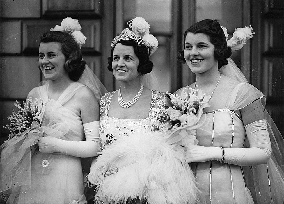 Kathleen y Rosemary saliendo del Palacio de Buckingham con su madre, Rose Kennedy, en medio.