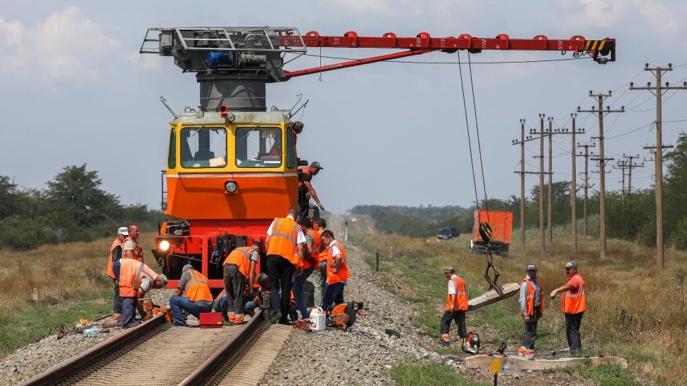 عمال يقومون بإصلاح خط سكة حديد بالقرب من مستوطنة أزوفسكوي في منطقة دزهانكوي، القرم، 16 أغسطس/آب 2022