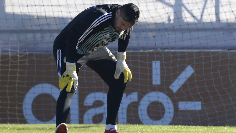 Romero estira en un entrenamiento con la selección argentina.