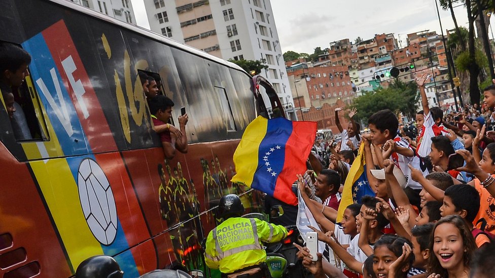 Los jugadores saludaron a los aficionados que se volcaron a las calles durante las celebraciones. Aficionados venezolanos