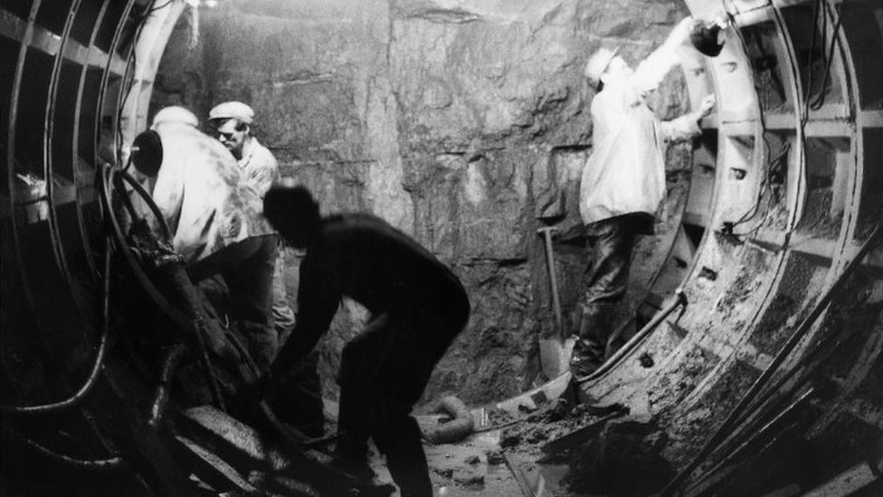 Мужчинам подходят металлоконструкции в туннеле