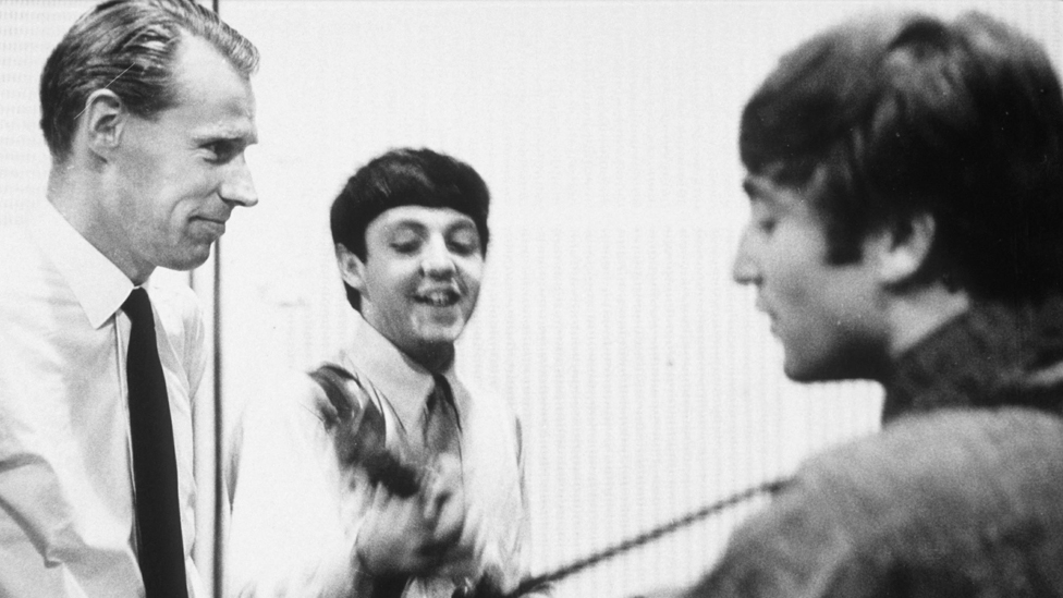 Джордж Мартин с Полом Маккартни и Джоном Ленноном в студии