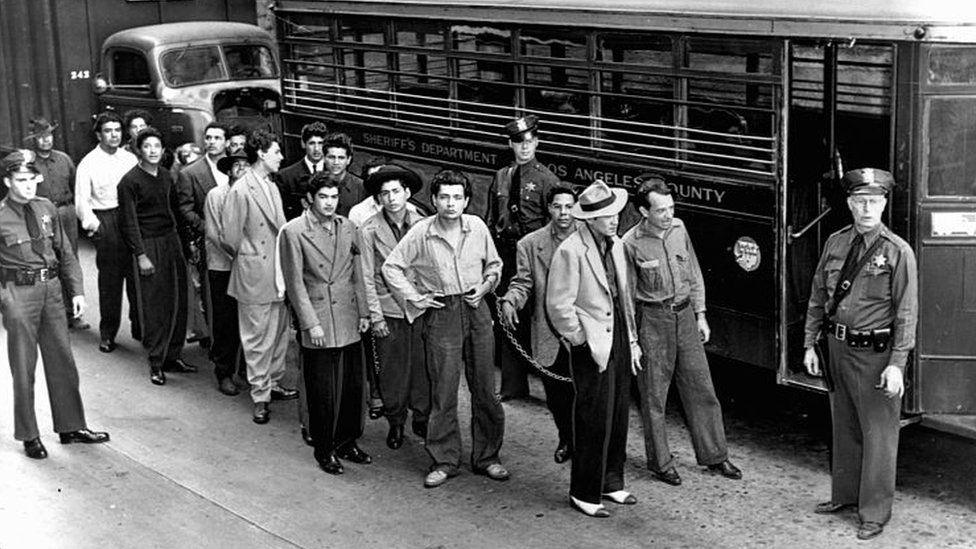 Jóvenes son conducidos a un autobús de la policía