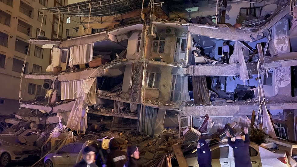 Los equipos de rescate buscan posibles sobrevivientes bajo un edificio en Diyarbakir, Turquía, el 6 de febrero de 2023.