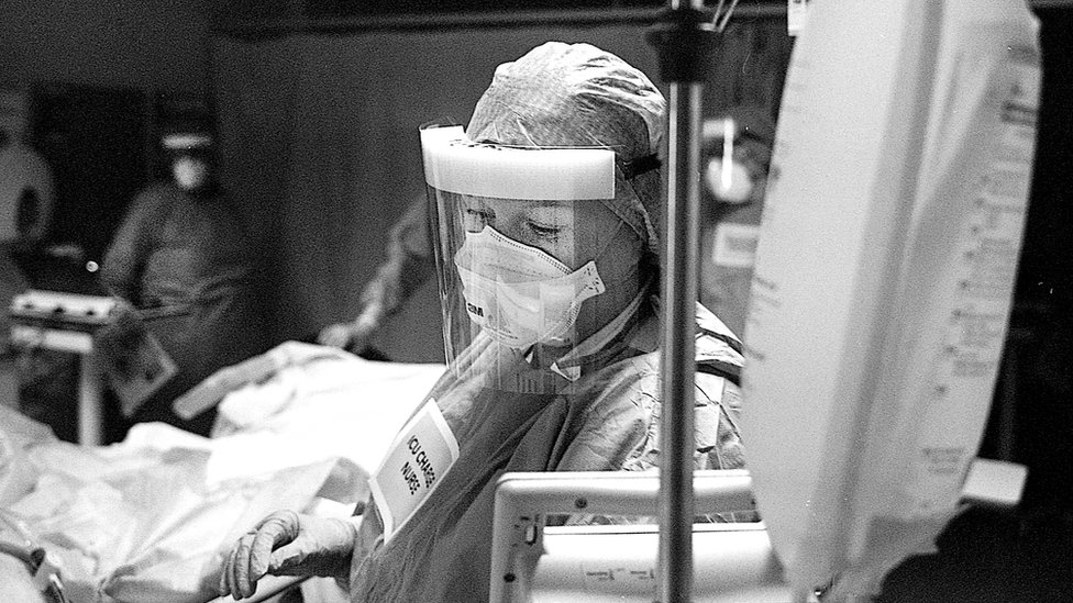 Медсестра отделения интенсивной терапии Мораг Малком следит за дыханием пациента.