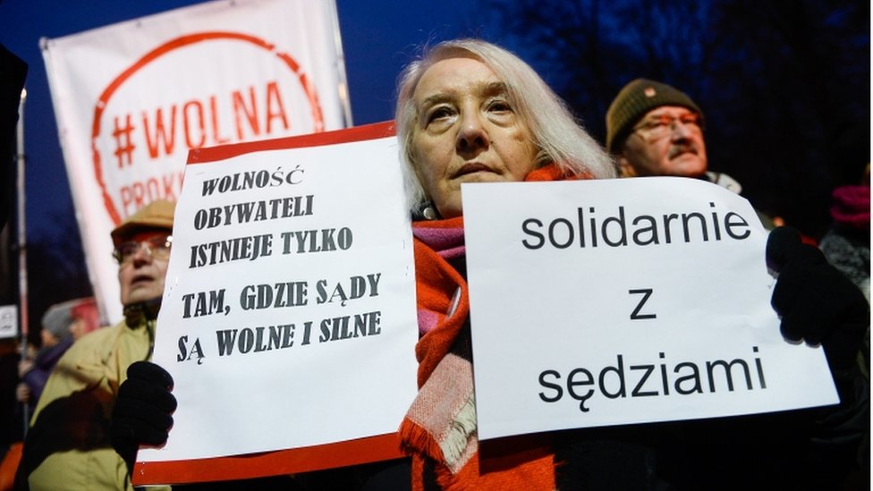 Протестующий у здания Министерства юстиции, Варшава, 1 декабря 2019 г.