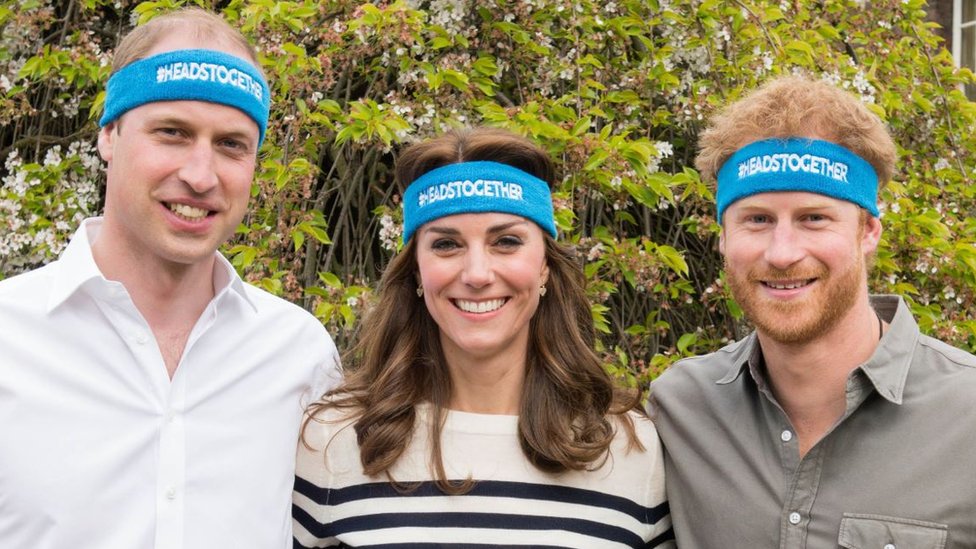 Princ Hari i vojvoda i vojvotkinja od Kembridža podržali su trkače „Heads Together" na Londonskom maratonu 2017. godine