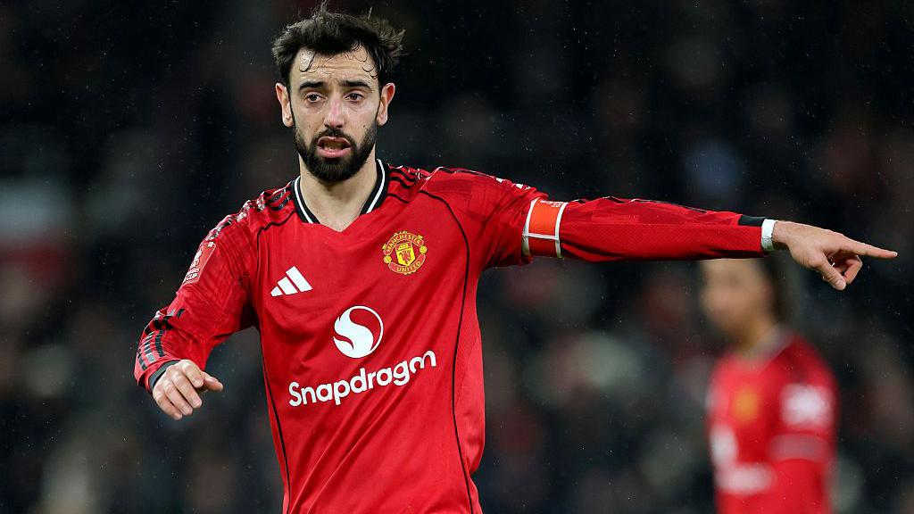 Bruno Fernandes: Manchester United captain not seeking January move away from Old Trafford - BBC Sport