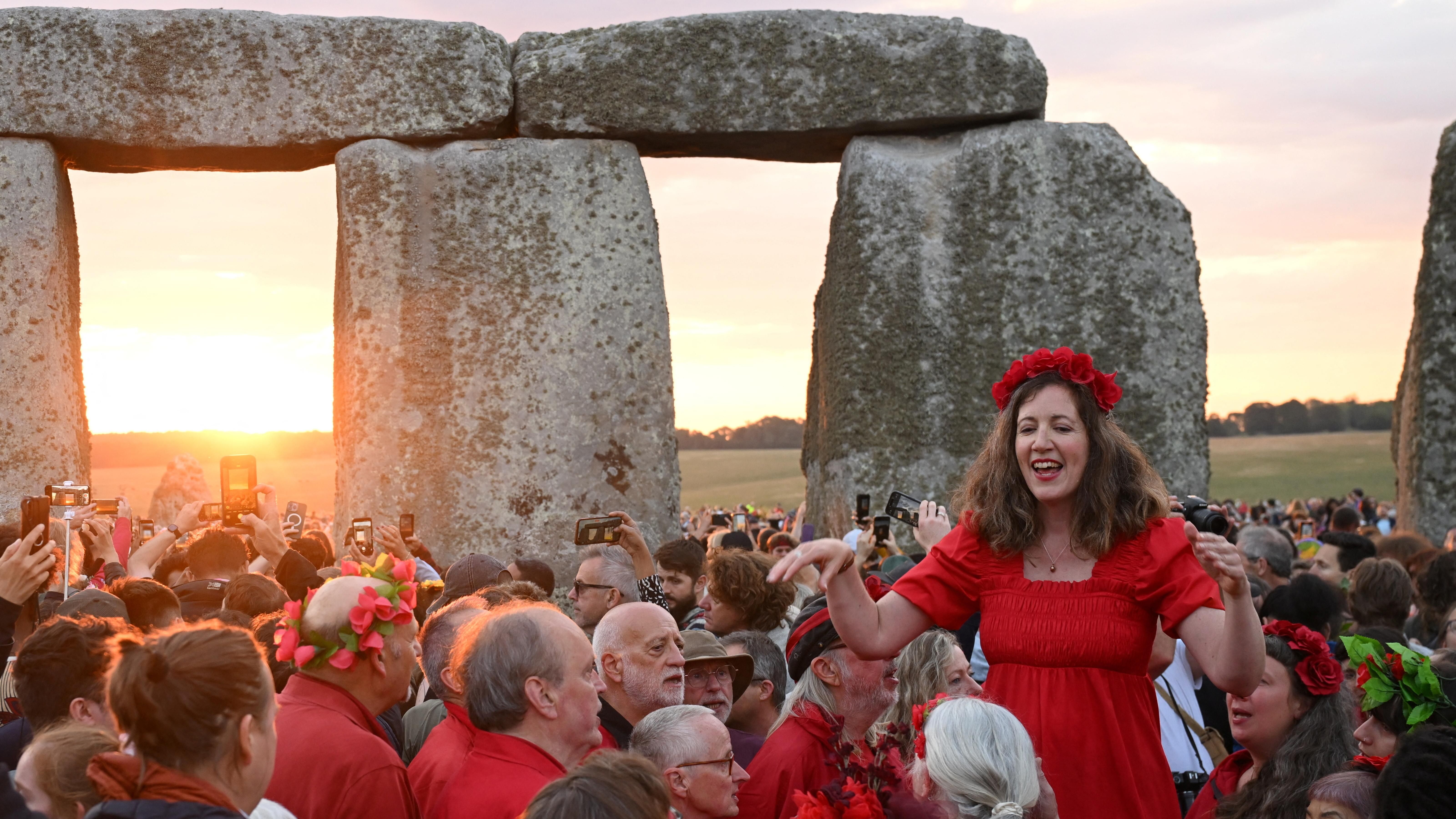 Thousands attend Summer solstice sunrise at Stonehenge