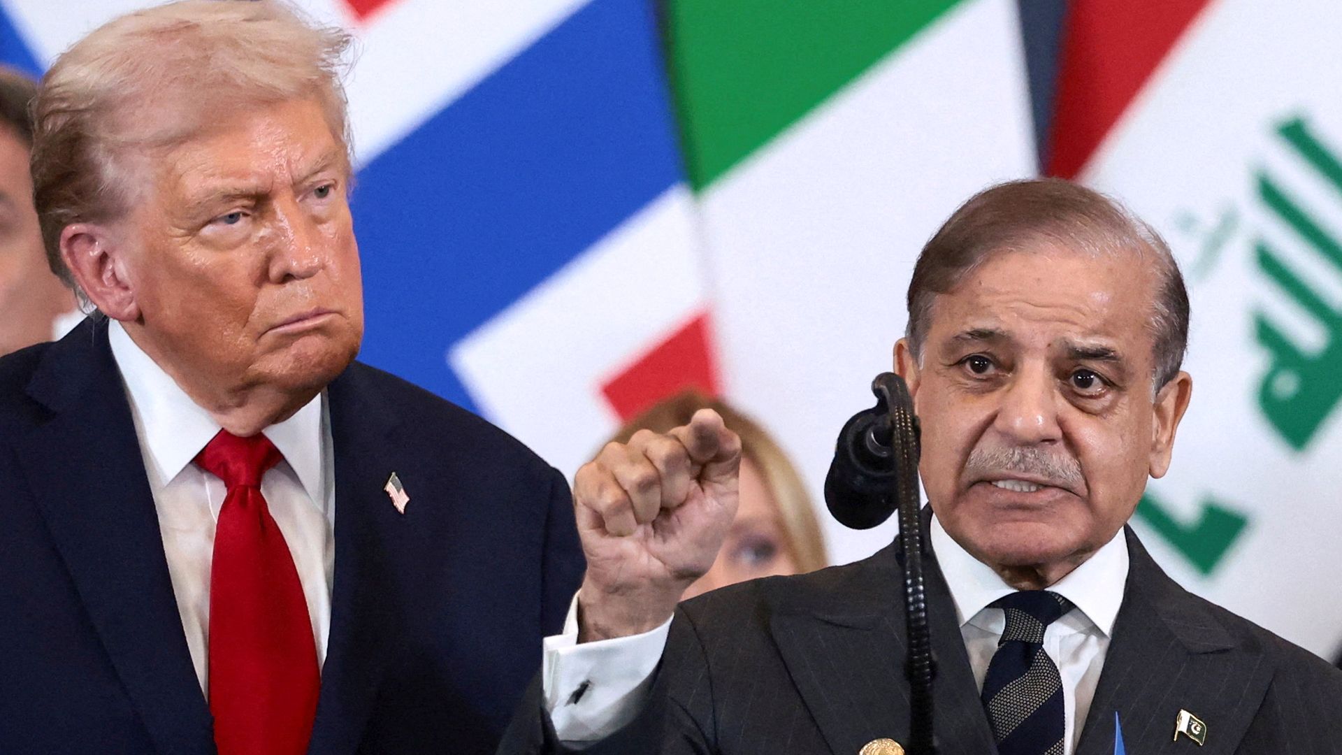 Iran's Foreign Minister and Pakistan's Army Chief Discuss US Strikes Amid Ceasefire Collapse