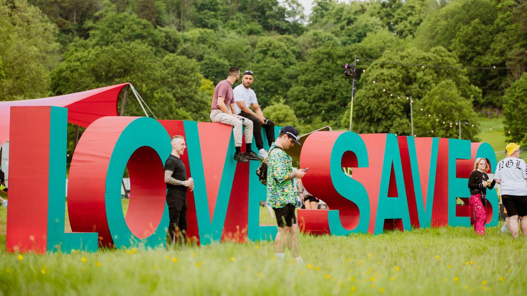 Love Saves The Day brings colour to Bristol - BBC News