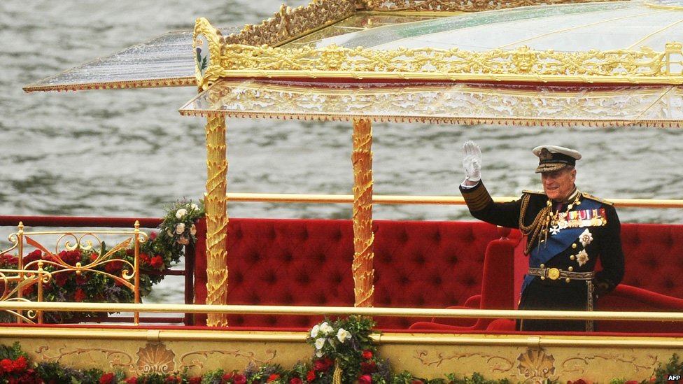رافق الأمير فيليب الملكة على متن الزورق الملكي أثناء الابحار في نهر التايمز خلال الاحتفال باليوبيل الماسي في 3 يونيو/حزيران 2012.