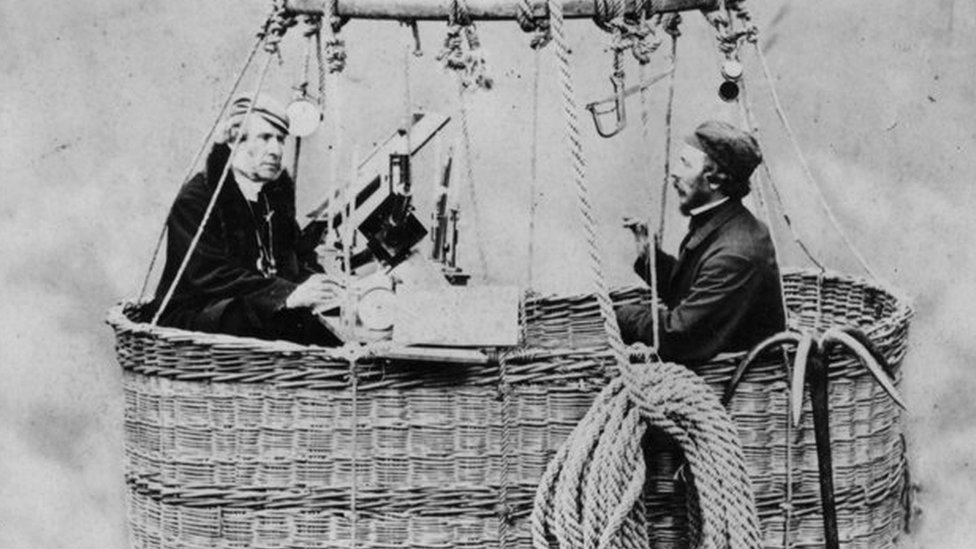 Джеймс Глейшер и английский летчик Генри Трейси Коксвелл в корзине гигантского газового шара