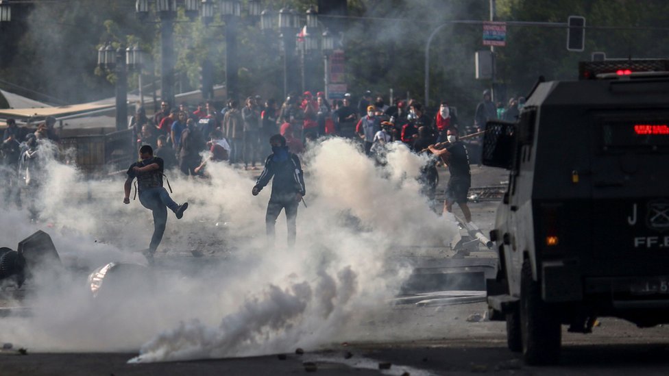 Столкновение демонстрантов с солдатами в Сантьяго