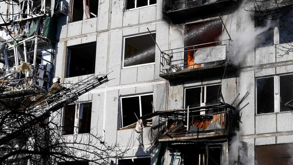 Bomberos apagan un incendio en un ataque en el pueblo Chugúyev