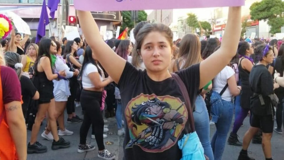 Chica portando la camiseta del cómic de Janequeo en las protestas de Chile del año pasado.