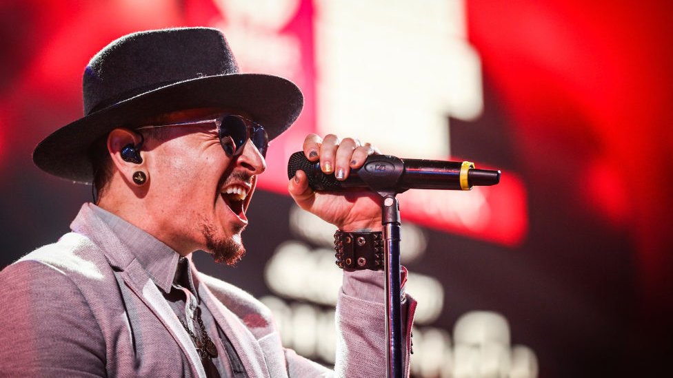 Честер Беннингтон из Linkin Park выступает на сцене на вечеринке, посвященной выпуску альбома iHeartRadio, 22 мая 2017 г.