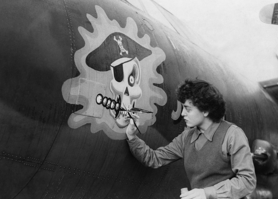 Рядовой первого класса Барбара О'Брайен наносит последние штрихи на череп на носу B-26 Marauder