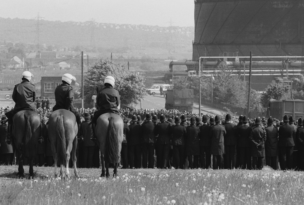 Полиция на лошадях за линией фронта, смотрит на шахтеров сверху вниз