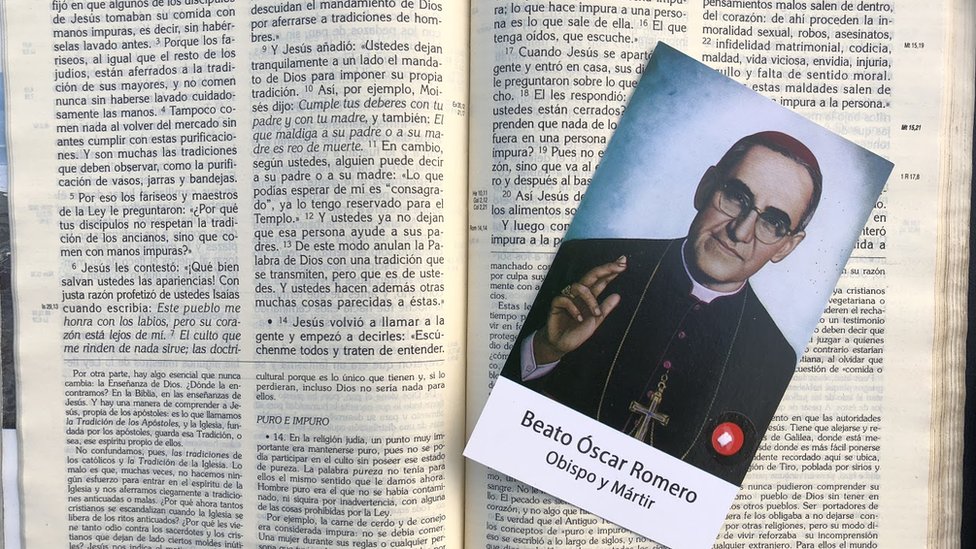 Biblia abierta con una estampa con la imagen de monseñor Romero