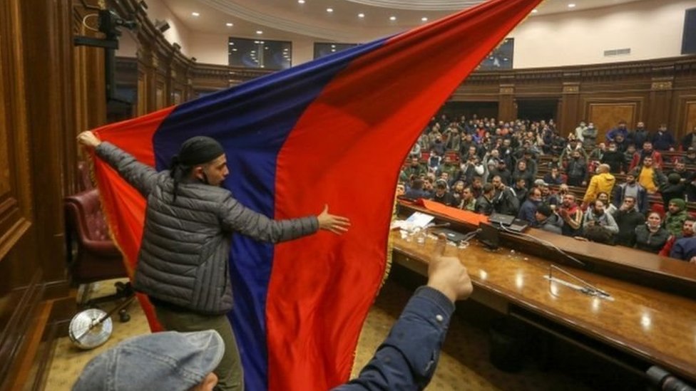 Pengunjuk rasa di Yerevan setelah kesepakatan damai diumumkan.