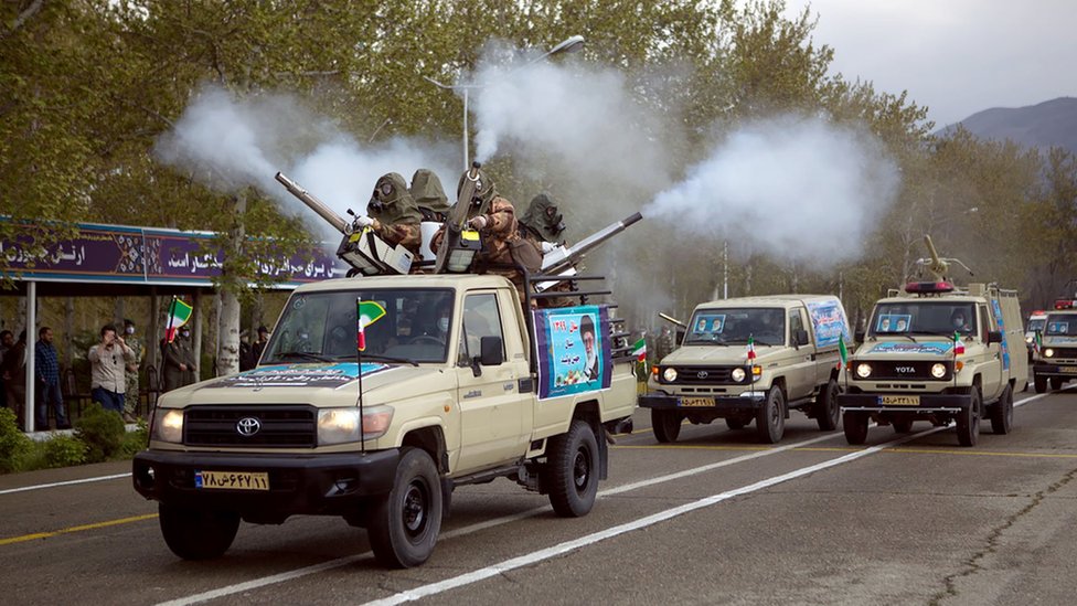 Дезинфицирующее средство для военнослужащих, представленное на параде в честь Дня армии в Тегеране, Иран (17 апреля 2020 г.)